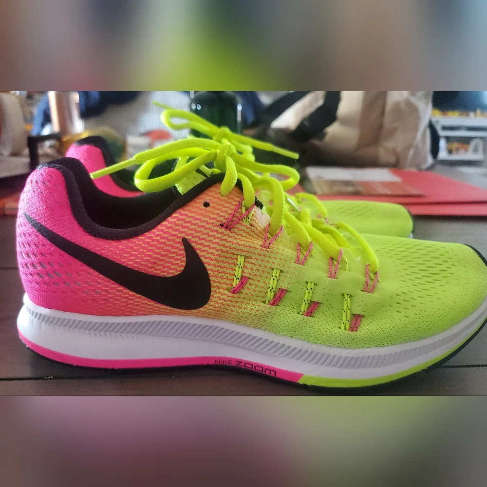 🚨🚨Nike Zoom Pegasus 33 Lime Green and Pink Running Shoes🚨🚨 - Picture 3 of 8